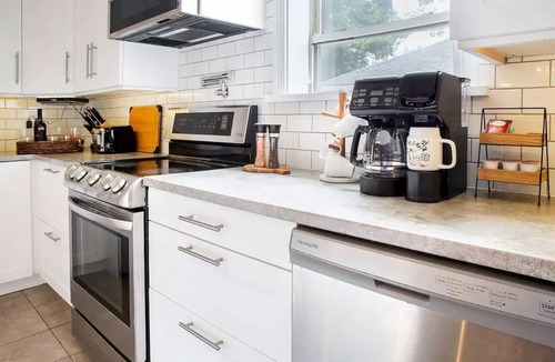 Port Dover House | Main Street Family Retreat, Walking Distance to Beach & Downtown. Pet Friendly!