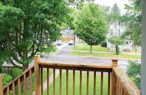 Port Dover House | Main Street Family Retreat, Walking Distance to Beach & Downtown. Pet Friendly!