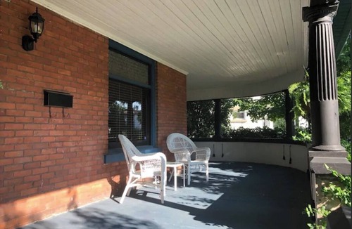 Simcoe House | Majestic Century House —Perfect for family getaways or friends getting together!