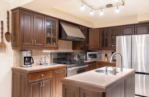 Mississauga House | Majestic Mansion with Bar and Entertainment Space