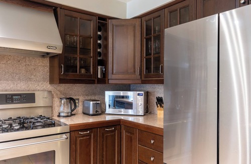 Mississauga House | Majestic Mansion with Bar and Entertainment Space