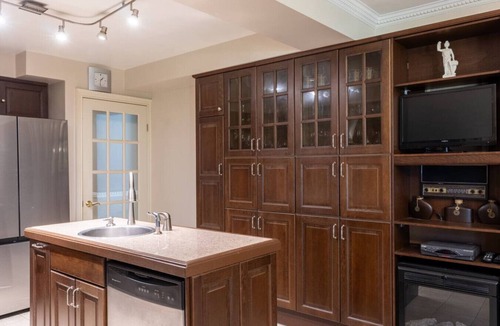 Mississauga House | Majestic Mansion with Bar & Entertainment Space