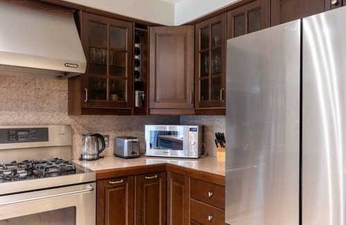 Mississauga House | Majestic Mansion with Bar & Entertainment Space
