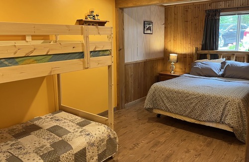 Lanark Highlands Cottage | Make Memories with family/friends at our beautiful Lake front Macwan's Cottage