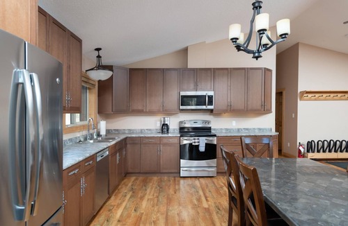 Valemount House | Mama Bear Cabin Rental - Pet Friendly!