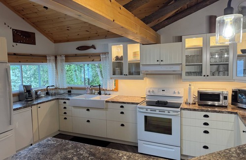Manitoulin District Cottage | Manitoulin Island-Gorgeous Lakefront Cedar Cottage & Bunkie