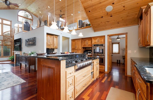 Champlin House | Manor on the River, 5,000 SQFT, Hot Tub & Kayaks