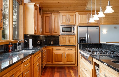 Champlin House | Manor on the River, 5,000 SQFT, Hot Tub & Kayaks