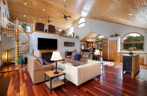 Champlin House | Manor on the River/Hot Tub/Pontoon/Jet Ski