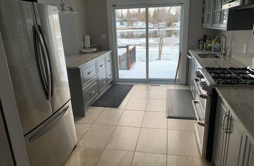 Ottawa Division House | Manotick waterfront property. Walking distance to pubs restaurants. groceries.n