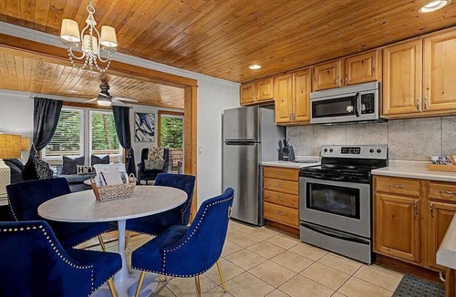 Saugatuck Villa | Maple Ridge Blue Cottage-HOT TUB!
