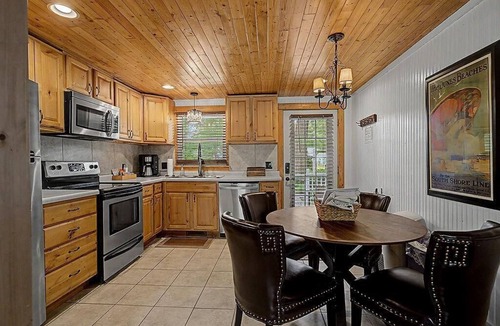Saugatuck Villa | Maple Ridge Brown Cottage HOT TUB!