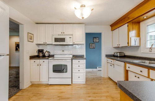 Penetanguishene House | Marina House with Hot Tub & Sauna