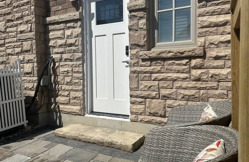Markham Apartment | Markham Comfort Stay – 3 King Beds, 2 Baths, Close to Golf & Trails