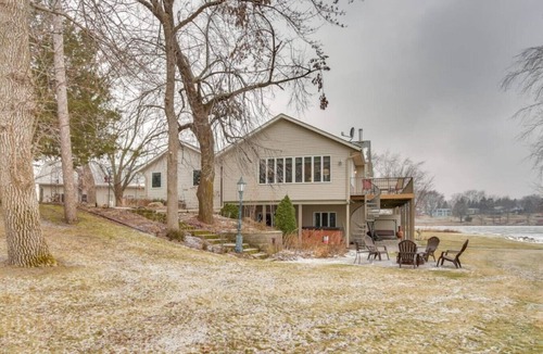 Howard Lake House | Massive 3 bedroom on the Lake!