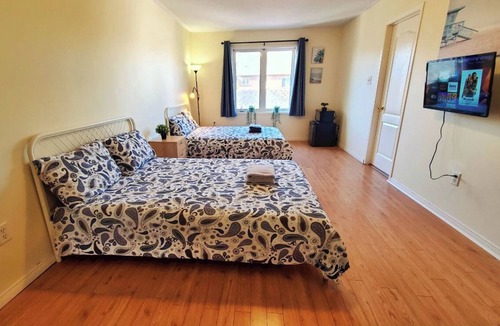 Village at York University House | Master bedroom at YorkU with parking. Walk to subway