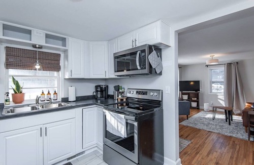 Kutzky Park House | Mayo Discount! 2 main floor bedrooms and bath. Recliner. 6 blocks to Mayo Clinic