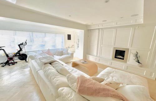 Mississauga Ski Chalet | Mid-century private retreat