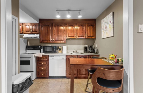 Waterford Valley Apartment | Midstream Manor 1BR Parking WiFi
