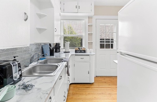 Midway House | Midway Marvel: Central Location, Walk to Light Rail, Fast WiFi, Free Parking
