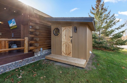 Aitkin House | MillMann's Lodge on Dam Lake SaunaPontoonSwim GAME ROOM