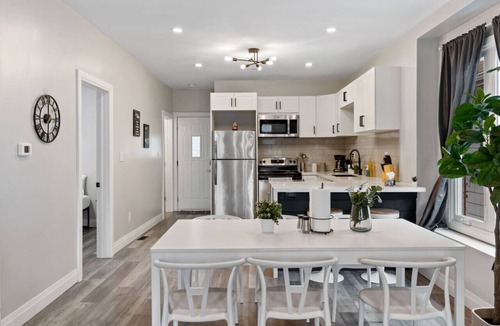 Bridgeview House | Min to DT/USA - Luxurious House - 4bed-2bath