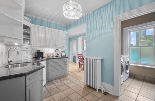 Cobourg House | Mins to Beach | Downtown 5BR w/Pool, Patio & BBQ