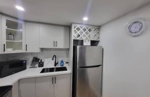 London House | Mins to DT & Highway | Parking | Wi-Fi | Cozy Beds