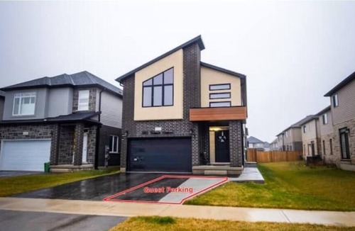 London House | Mins to DT & Highway | Parking | Wi-Fi | Cozy Beds