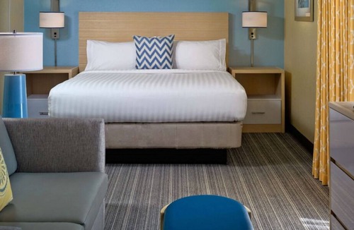 Eagan House | Minutes from Twin Cities Premium Outlets! Pet-friendly, Kitchen, FREE Parking!