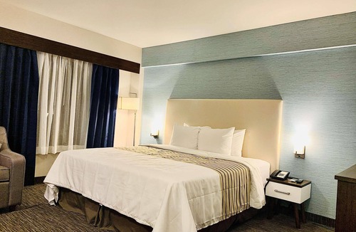 Northeast Mississauga Hotel | Mississauga stay minutes to Pearson and The International Centre