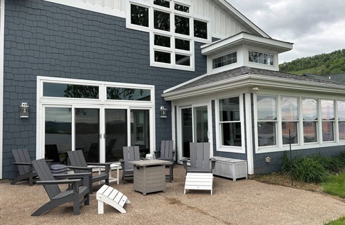 Brownsville House | Mississippi waterfront vacation home that welcomes dogs! Private dock for boats