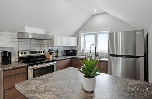 Welland Apartment | Modern 1 Bdrm with Laundry, BBQ, Deck