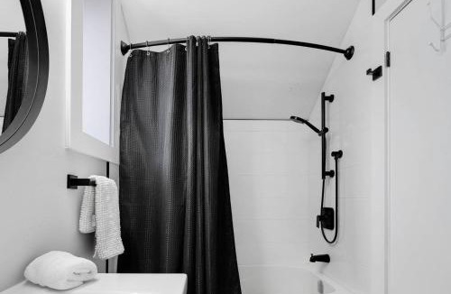 Welland Apartment | Modern 1 Bdrm with Laundry, BBQ, Deck