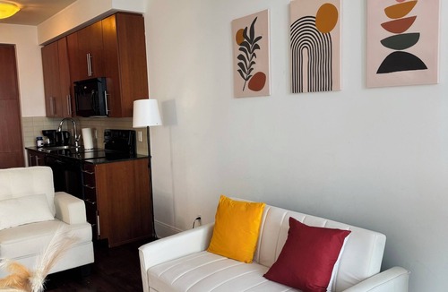 Downtown Mississauga Condo | Modern 1-Bed Condo Near Square One, Pearson & Downtown Toronto – Free Parking