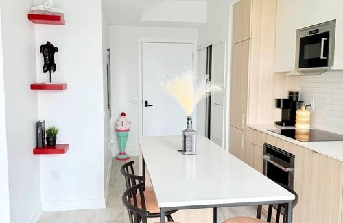 Port Credit Apartment | Modern 1BR Condo in Port Credit – Steps to Lake