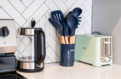 Uptown Apartment | Modern 1BR in Uptown | Walkable & Stylish