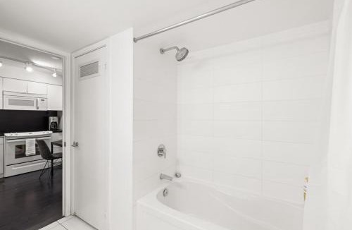 Fort York Apartment | Modern 1BR King Suite, Central Downtown Toronto
