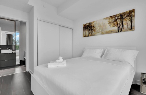 Port Credit Condo | Modern 2 bedrooms condo steps to port credit GO