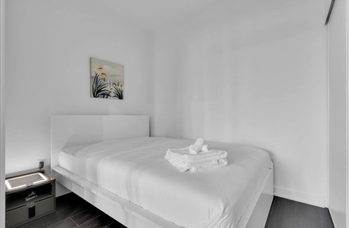 Port Credit Condo | Modern 2 bedrooms condo steps to port credit GO