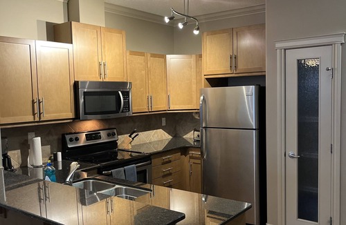 Southeast Edmonton Apartment | Modern 2bed 1bath condo with free gym and underground parking