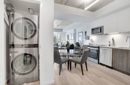 Wellington Village Apartment | Modern 2BR Hideaway near to Remic Rapids Park