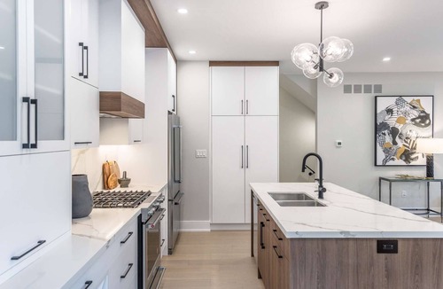Beaconsfield Village House | Modern 3 Bedrooms 3 Bathrooms House Downtown+Parking