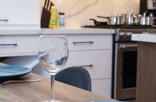 Beaconsfield Village House | Modern 3 Bedrooms 3 Bathrooms House Downtown+Parking