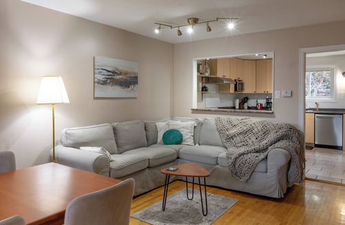 Ottawa Division House | Modern 3BD Townhouse | 8min to DT Ottawa | Pool Table + Front & Back Decks