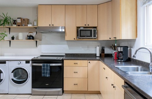 Ottawa Division House | Modern 3BD Townhouse | 8min to DT Ottawa | Pool Table + Front & Back Decks