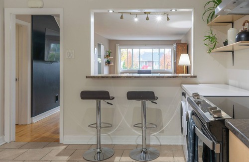 Ottawa Division House | Modern 3BD Townhouse | 8min to DT Ottawa | Pool Table + Front & Back Decks