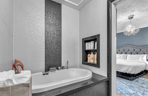 Erin Mills House | Modern 3BR Home w KING bed WFH setup and Parking