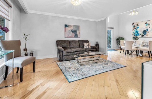 Erin Mills House | Modern 3BR Home w KING bed WFH setup and Parking