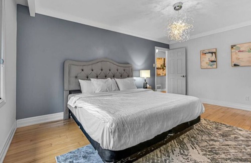 Erin Mills House | Modern 3BR Home w KING bed WFH setup and Parking